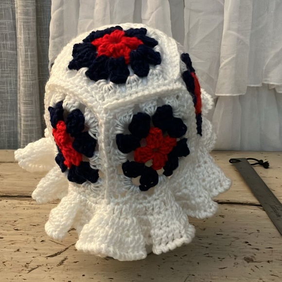 Handmade crocheted granny square bucket hat - Picture 4 of 5